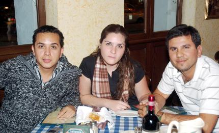ch_08012006_3 
César Estrada, Cynthia Castillo y Yeyo Estrada.