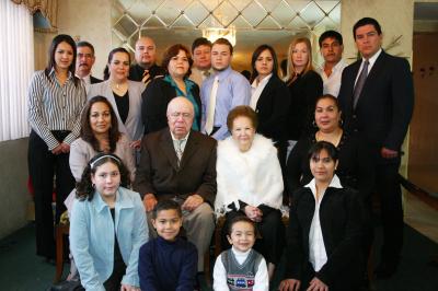 gr_09012006 1
José Vicente Olvera González y María del Consuelo Dena de Olvera junto con su familia