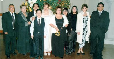 gr_11012006_0 
Armando Tovar, San Juanita Martínez, Javier, Mirsha, Oralia, Cristina y Claudia Machado Díaz, Etmy Rentería e Ignacio Machado en un festejo.