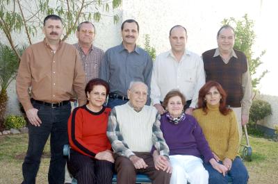 gr_11012006_1 
Don Teófilo Murra fue festejado por su esposa Yemile y sus hijos Gerardo, Ricardo, María Guadalupe, David Eduardo, Teófilo, Emilia y Jesús.