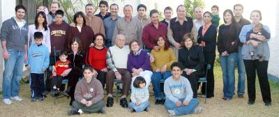 gr_11012006_2 
Don Teófilo Murra Talamás cumplió 91 años de vida, motivo por el que fue festejado por su esposa, hijos y demás familiares.