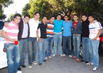 gr_10012006 0 
Mariano, Raúl, Alfredo, Jorge, Daniel, Ricardo, David, Rogelio y Juan Pablo felicitaron a Luis Alfredo de Alvarado .jpg