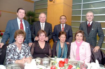gr_14012006_0 
Evaristo Gómez y Chamis de Gómez, Sergio González y Susana de González, Moisés y Pita Méndez, Rafael y Salma de la Parra.