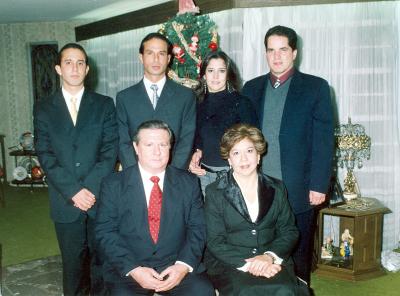 gr_15012006_3 
Francisco Ortega y Lucía de Ortega acompañados por sus hijos Francisco Javier, Carlos Alberto, Lucía de Campos y Jesús Javier Campos.