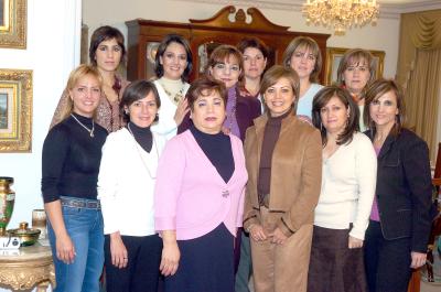 gr_15012006_9 
Rosa Amira con sus compañeras de la clase de pintura.