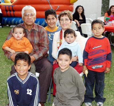 gr_16012006_0 
 Juan Ortiz y Graciela Varela de Ortiz con sus nietos Vrayan, Alan, Jafet y Yael Ortiz Castañeda, Juan Carlos y Sebastián Oliveros Ortiz