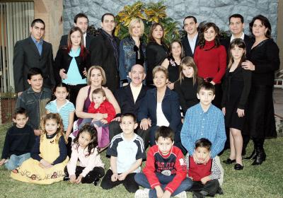 gr_17012005 2 
Luis Rodríguez y Olivia de Rodríguez con sus hijos, Luis, Carlos, Laura, Rodolfo, Martha y Patricia y sus nietos.JPG