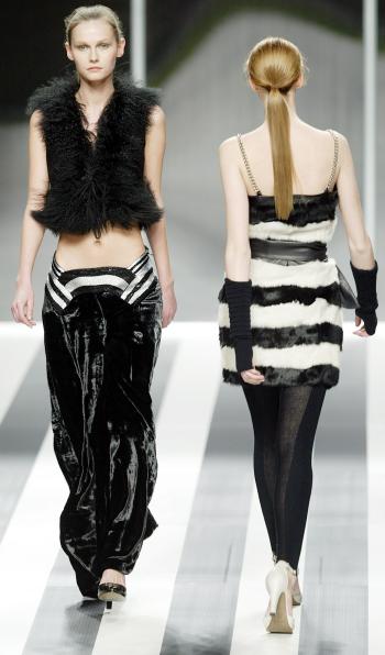Una modelo luce un diseño de la marca Armando Basi para la temporada otoño-invierno 2006-2007 en un desfile de la primera jornada de la pasarela Barcelona.