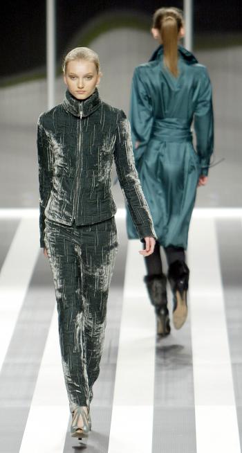 Una modelo luce un diseño de la marca Armando Basi para la temporada otoño-invierno 2006-2007 en un desfile de la primera jornada de la pasarela Barcelona.