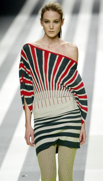 Una modelo luce un diseño de la marca Armando Basi para la temporada otoño-invierno 2006-2007 en un desfile de la primera jornada de la pasarela Barcelona.