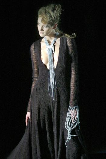 Una modelo luce una creación de la colección de otoño-invierno 2006-2007 del diseñador Joaquim Verdú.