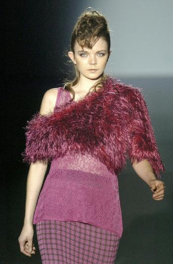 Una modelo luce una creación de la colección de otoño-invierno 2006-2007 del diseñador Joaquim Verdú.