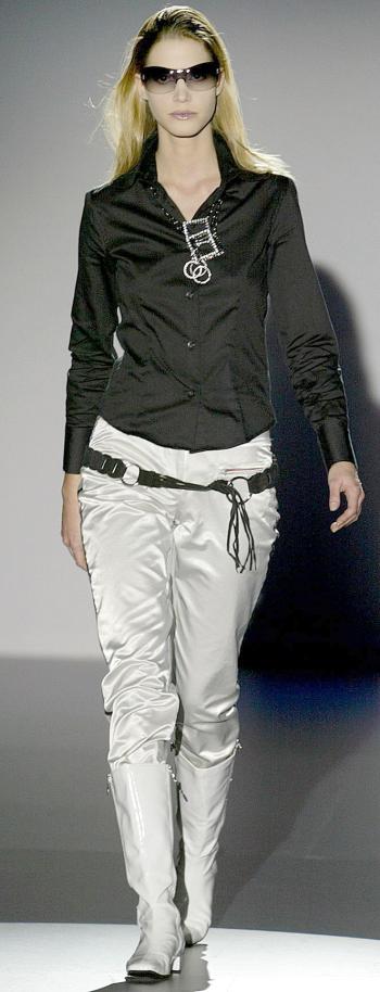 Una modelo lleva un diseño de la firma Konrad Muhr.