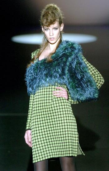 Una modelo luce una creación de la colección de otoño-invierno 2006-2007 del diseñador Joaquim Verdú.