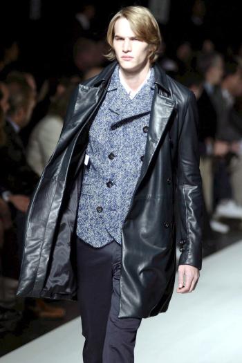 Creación de Menichetti durante un desfile presentado durante la pasarela de la moda masculina de Milán.