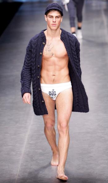 Un modelo muestra una creación de la firma italiana Dolce & Gabana en la pasarela para caballeros en Milán, Italia.