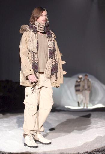 Creación de Iceberg durante un desfile presentado durante la pasarela de la moda masculina de Milán.