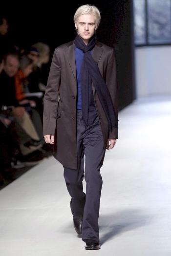 Creación de Menichetti durante un desfile presentado durante la pasarela de la moda masculina de Milán.