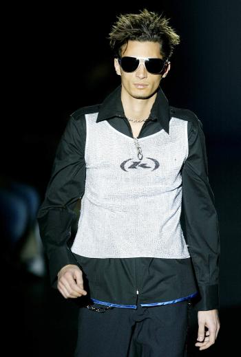 Un modelo muestra una creación de Konrad Muhr en el desfile correspondiente a la primera jornada de pasarela Barcelona temporada otoño-invierno.