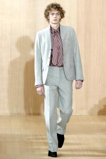 Un modelo muestra una creación de Trussardi en la pasarela para caballeros en Milán, Italia.