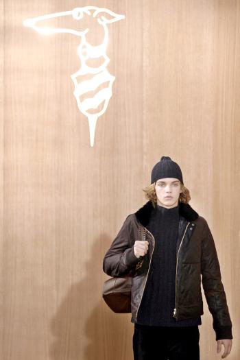 Un modelo muestra una creación de Trussardi en la pasarela para caballeros en Milán, Italia.