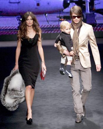 Modelos desfilan vistiendo dos propuestas del diseñador italiano Valentino Garavani para el otoño-invierno.