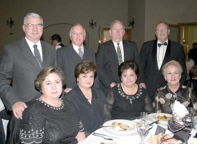 gr_18012006 
Ale Hurtado de Jaik, Jesús, R. Jaik, Irma Hurtado de Sosa, Blas Sosa, Leticia Hurtado de Alatorre, Rodolfo Alatorre, Graciela de Milán y Miguel Milán.