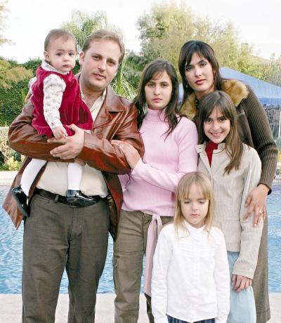 gr_18012006 
Los señores Francisco González Zambrano y Mónica Salmón de González con sus pequeñas hijas, María, Regina, Fátima  y Montserrat González Salmón.