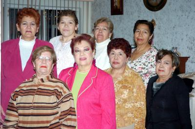 gr_20012006 
Amigas y familiares festejaron a Hortensia Soto de Garibay en la fiesta de cumpleaños que le ofrecieron en días pasados.