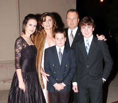 gr_20012006 
Federico Sáenz Negrete y Cecilia de Saénz con sus hijos Lucía, Pablo e Ignacio.