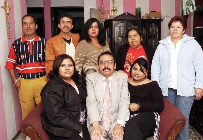 gr_21012006 
 Daniel Álvarez Luna acompañado por sus familiares en la fiesta de cumpleaños que le organizaron en días pasados.
