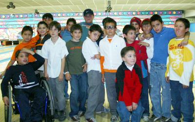 gr_21012006 
 Pedro Alfosno Sánchez Ríos acompañado por un grupo de amiguitos el día de su décimo cumpleaños.
