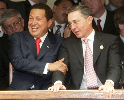 Hugo Chávez de Venezuela y Álvaro Uribe de Colombia durante el evento.