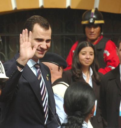 El príncipe de Asturias (España) Felipe de Borbón, saluda a su salida del congreso nacional boliviano, donde el presidente Evo Morales fue investido en su cargo.