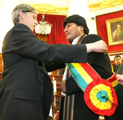 El boliviano Evo Morales recibe la investidura del vicepresidente Álvaro García.


También el paraguayo Nicanor Duarte, el venezolano Hugo Chávez, el colombiano Alvaro Uribe, el panameño Martín Torrijos, el esloveno Janez Drnovsek, el gobernante de las Antillas Holandesas, Etienne Néstor, y el jefe de Gobierno de la República Arabe Saharaui Democrática (RASD), Mohamed Abdelaziz.