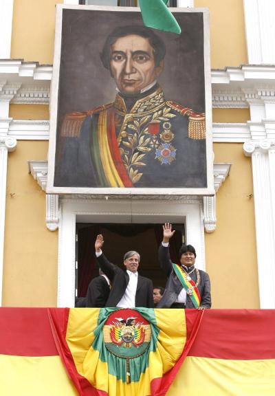 El presidente boliviano Evo Morales (der) y su vicepresidente Álvaro García saludan al pueblo.

Además de Felipe de Borbón y Chávez asistieron al acto el presidente brasileño Luiz Inácio Lula da Sila, el argentino Néstor Kirchner, el chileno Ricardo Lagos, el peruano Alejandro Toledo y el ecuatoriano Alfredo Palacio.