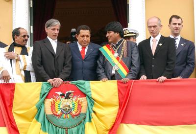 El presidente de bolivia, Evo Morales (3 der) observa la plaza Murillo, desde el balcón del Palacio de Gobierno luego de ser investido como presidente de Bolivia.