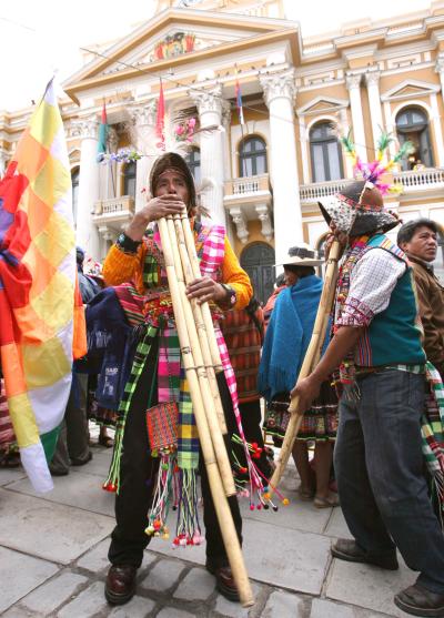 Antes, pidió un minuto de silencio por quienes cayeron a lo largo de la histórica lucha revolucionaria, como Tupak Katari, Ernesto Che Guevara y Luis Espinal