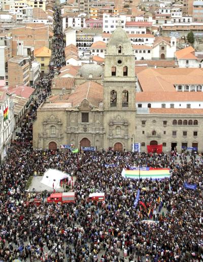 Desde 1978, Bolivia y Chile carecen de relaciones diplomáticas por la petición boliviana de exigir la restitución de una salida al océano Pacífico.

Tras el encuentro, el protagonista de la jornada se desplazó al Congreso y despejó una de las principales incertidumbres que rodeó su acceso de la Presidencia