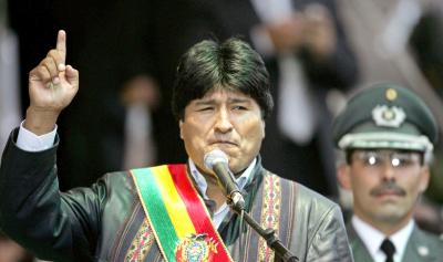 Como era de prever, el líder indígena rompió el protocolo y la tradición al asumir la Presidencia con una chaqueta oscura combinada con motivos andinos y con el primer botón de la camisa desabrochado, una imagen que contrastó con los trajes y las corbatas de los ilustres invitados.