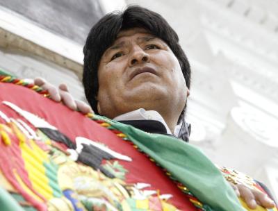 En una jornada histórica, Bolivia celebró  la investidura del socialista Evo Morales como el primer presidente indígena del país, con un acto oficial en el Congreso y una masiva concentración popular en las calles de La Paz.