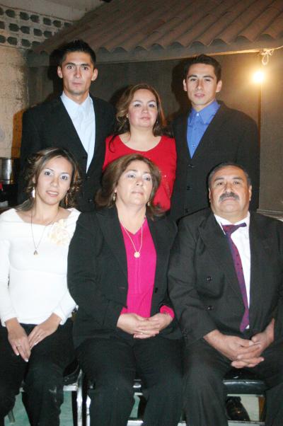 gr_23012006 3 
Jesús Cabrera Reséndiz, María Juana Chaparro, Milagros, Jesús, Dulce y E. Jesús Cabrera Chaparro