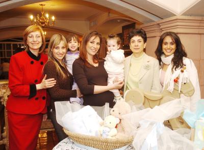 gr_23012006 4 
Leny, Elizabeth, Isabella, Camille, María Inés y Sara acompañaron a Leny Gibert de Colliere de la Marliere en su fiesta de canastilla