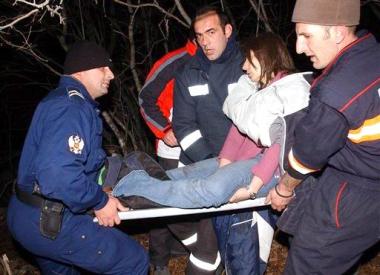 El rescate se vio dificultado al tratarse de un terreno de difícil acceso y por las bajas temperaturas y el fuerte viento reinante en la zona.