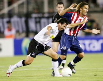 Los goles vinieron como sorpresa luego de largos minutos en que Colo Colo parecía una tromba que obligaba a Guadalajara a una defensa desesperada.