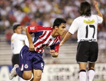 Omar Bravo adelantó a las Chivas a los 35 minutos y Ramón Morales aumentó cuando se jugaba el segundo minuto agregado del primer tiempo.