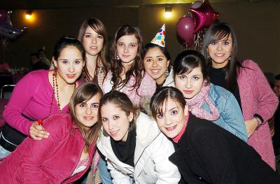 gr_22012006 
 Carolina Villarreal Zambrano el día de su cumpleaños en compañía de sus amigas