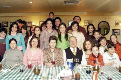 gr_22012006 
 Con gran alegría los señores José María Iduñate y Mary Paz de Iduñate celebraron su aniversario de Bodas de Oro.