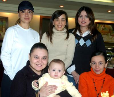 gr_25012006 
Lenny Echeverría de Vázquez festejó su cumpleaños con un ameno convivio acompañada por un grupo de amigas.