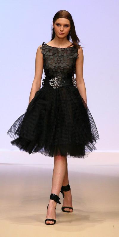 La modelo luce un diseño de Danny Atrache